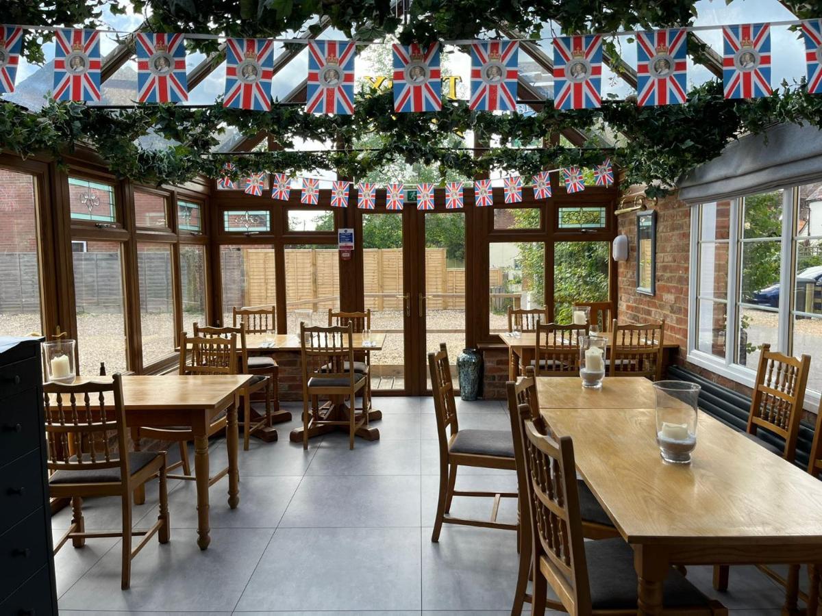 Hotel The Six Bells Beenham Exterior foto